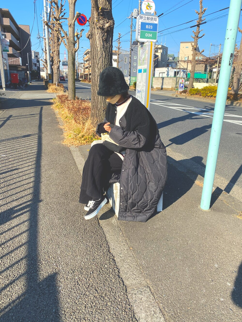 ホワイト系のニット/セーター、ブラック系のノーカラージャケット、ブラック系のスラックスを着用したレディースの冬コーディネートの3枚目の写真