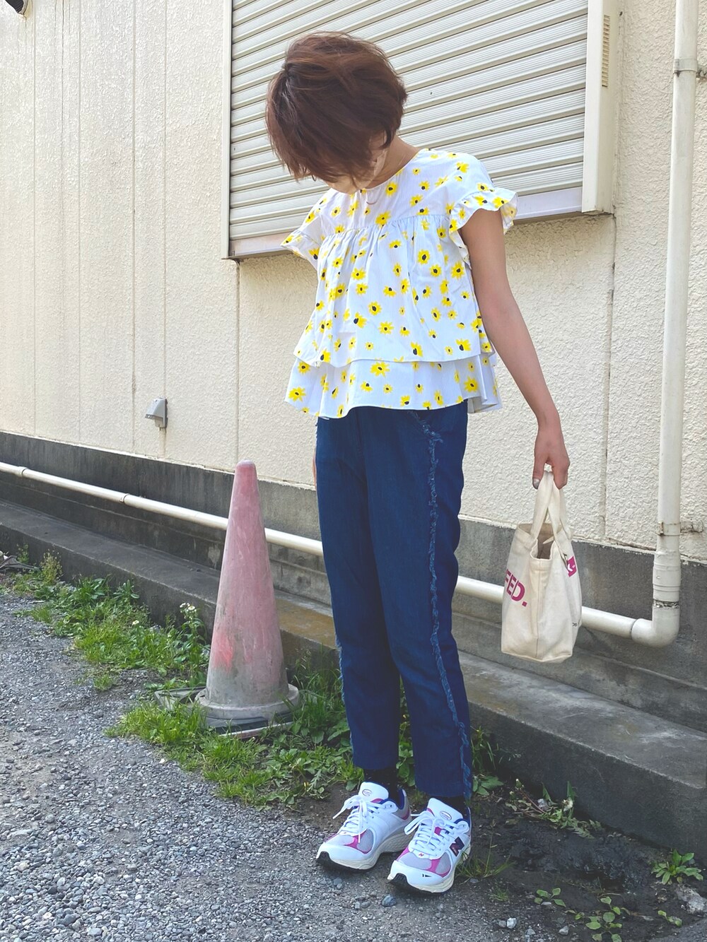 その他のシャツ/ブラウス、ブルー系のデニムパンツ、ホワイト系のトートバッグを着用したレディースの春コーディネートの2枚目の写真