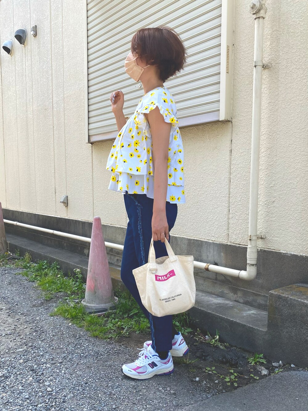 その他のシャツ/ブラウス、ブルー系のデニムパンツ、ホワイト系のトートバッグを着用したレディースの春コーディネートの3枚目の写真