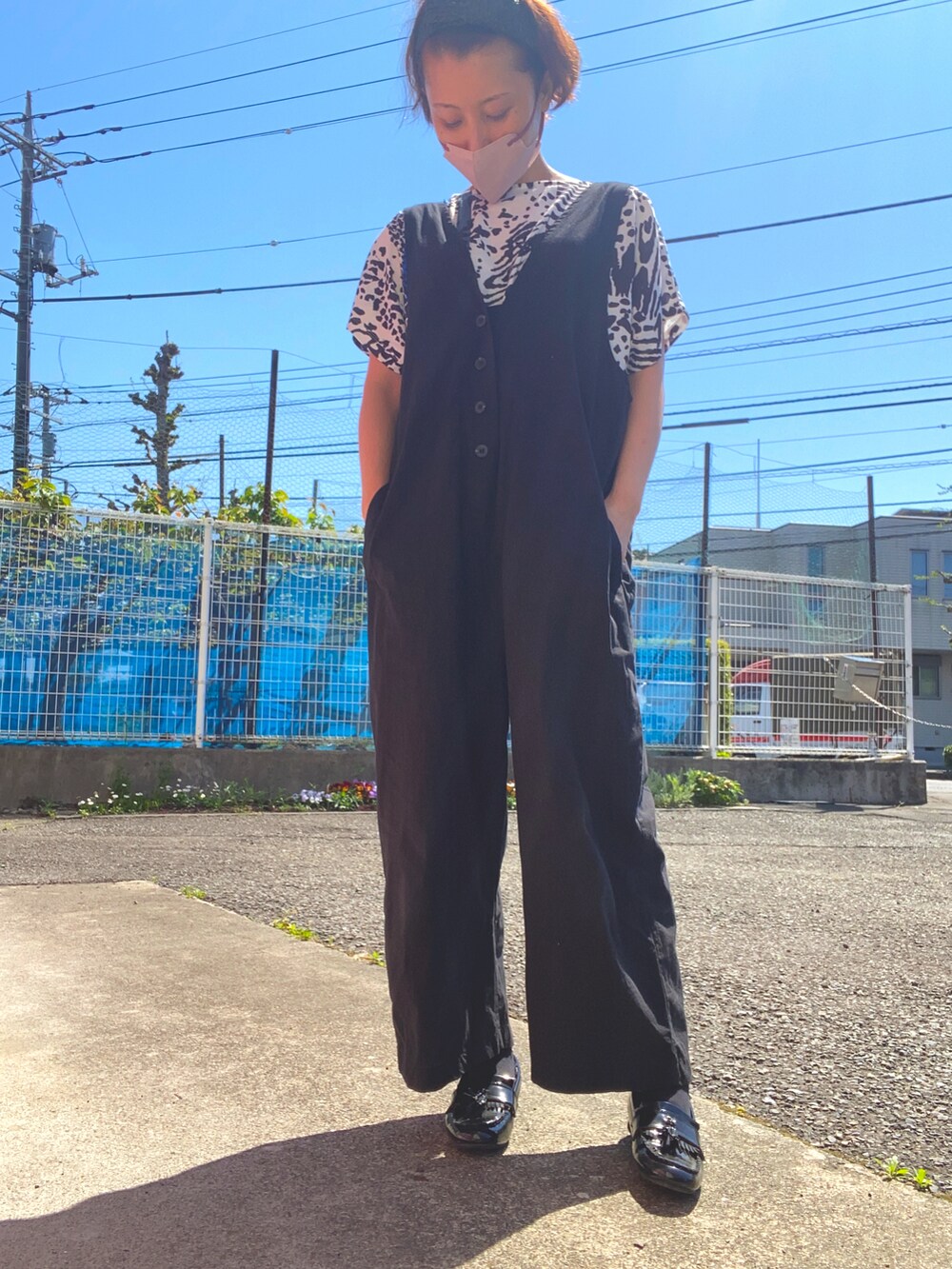 ブラック系のサロペット/オーバーオール、その他のTシャツ/カットソー、ブラック系のローファーを着用したレディースの春コーディネートの2枚目の写真