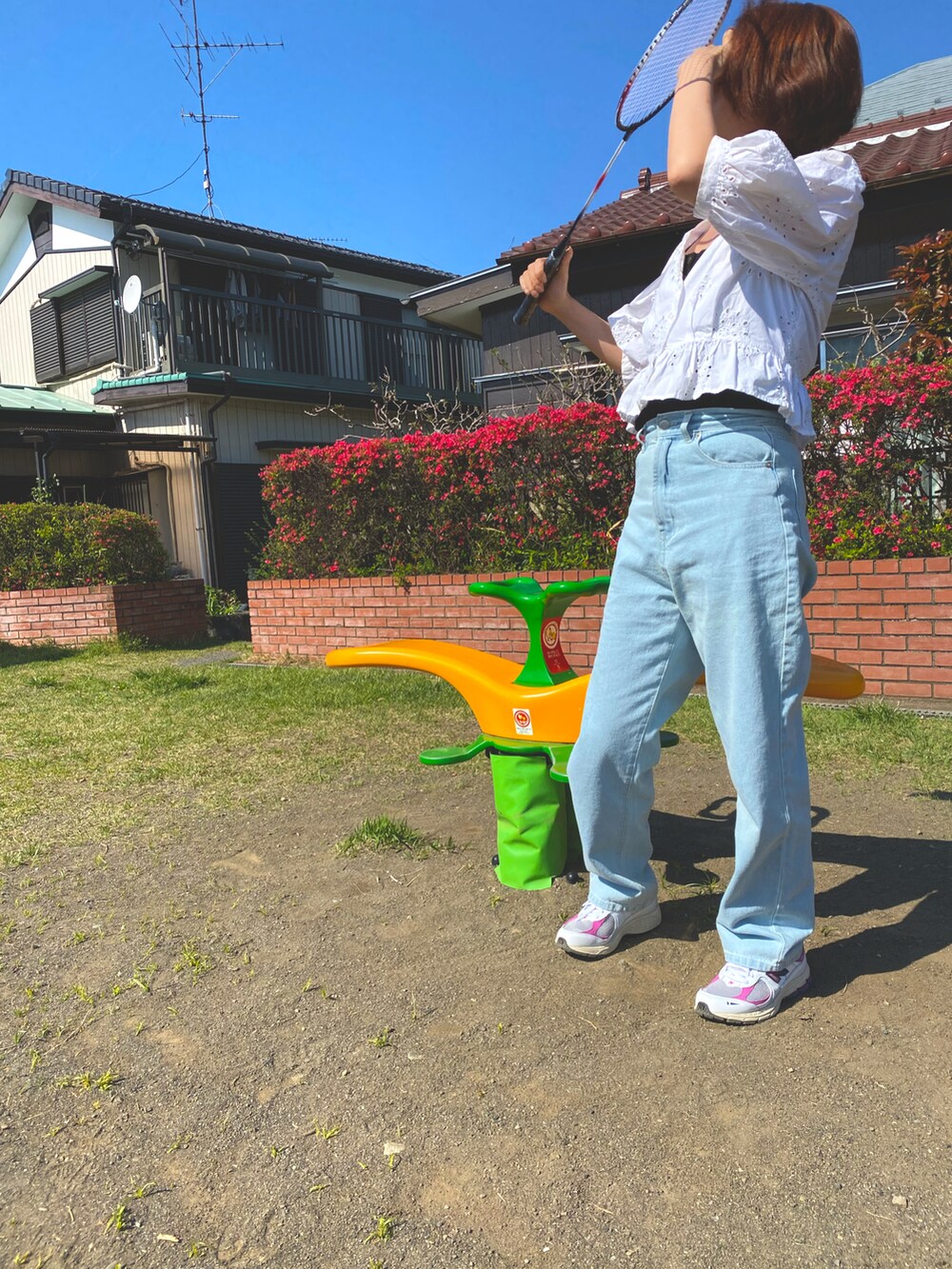 ホワイト系のシャツ/ブラウス、ブルー系のデニムパンツ、ホワイト系のスニーカーを着用したレディースの春コーディネートの3枚目の写真