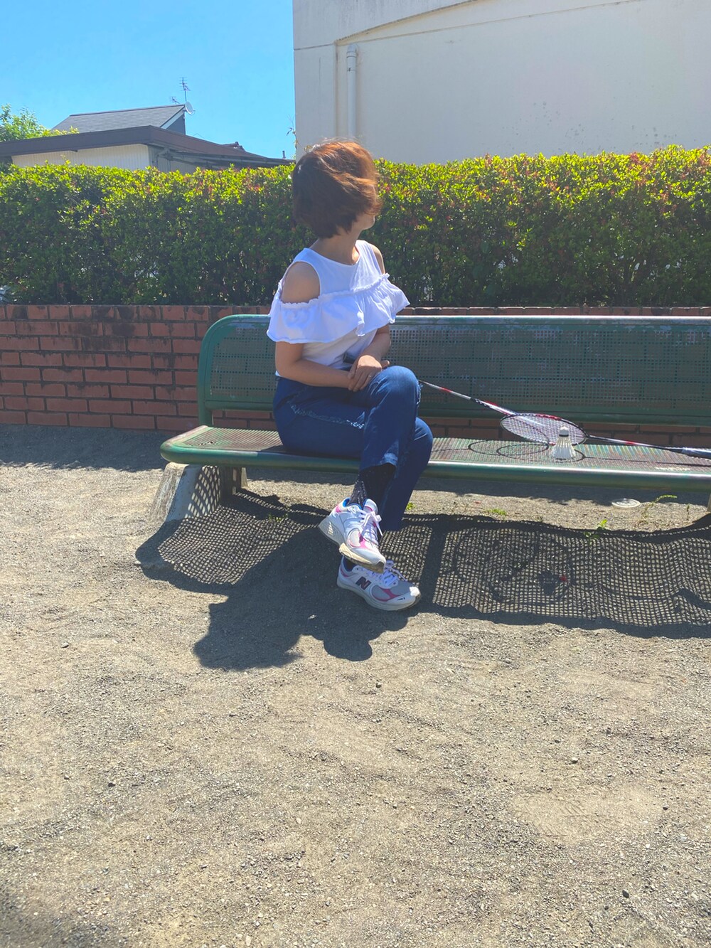 ホワイト系のTシャツ/カットソー、ブルー系のデニムパンツ、ホワイト系のスニーカーを着用したレディースの春コーディネートの2枚目の写真