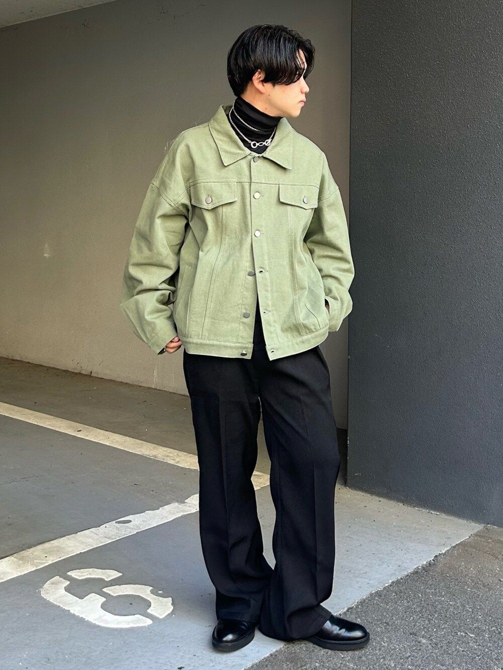 「デニムジャケット、タートルネック、フレアパンツ、スラックス」｜「MinoriTYの【MinoriTY select】スムース生地ハイネック＆タートルネックインナー用ロンT 長袖カットソー メンズ 冬服 秋服 Tシャツ（Tシャツ/カットソー、ブラック系）」を使った、MinoriTYスタッフさん（メンズ・165cm）の秋コーディネートの3枚目の写真