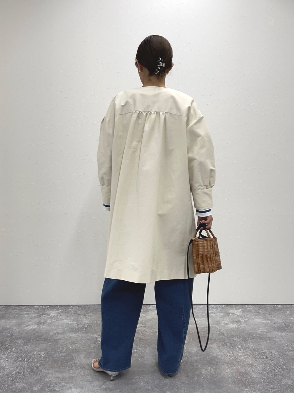 ホワイト系のその他アウター、ブルー系のデニムパンツ、シルバー系のサンダルを着用したレディースの冬コーディネートの3枚目の写真