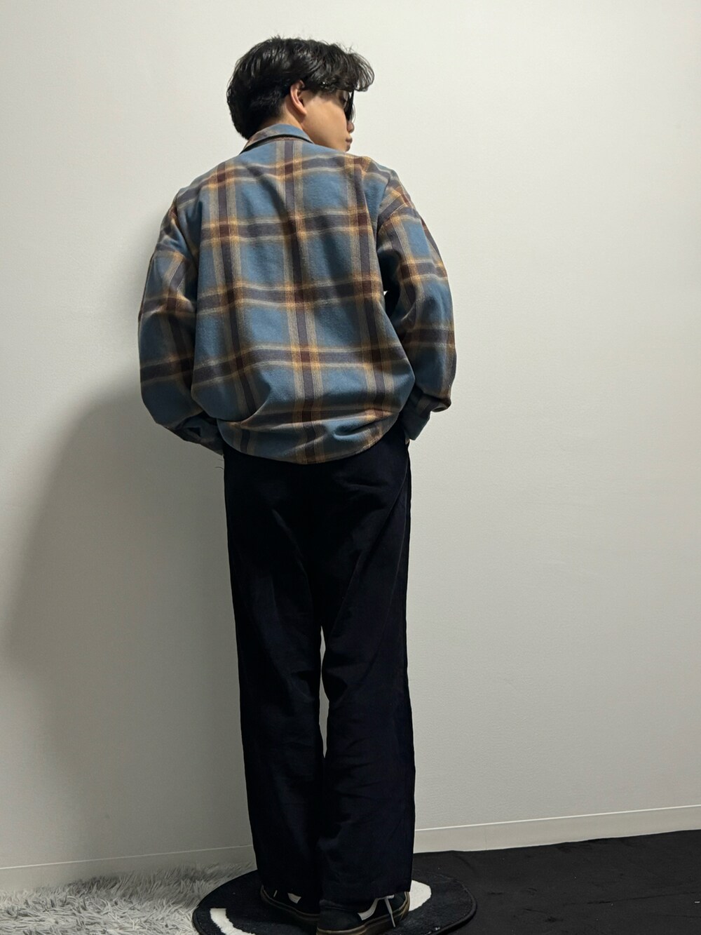 ブラック系のその他パンツ、ブラック系のスニーカーを着用したメンズの春コーディネートの3枚目の写真