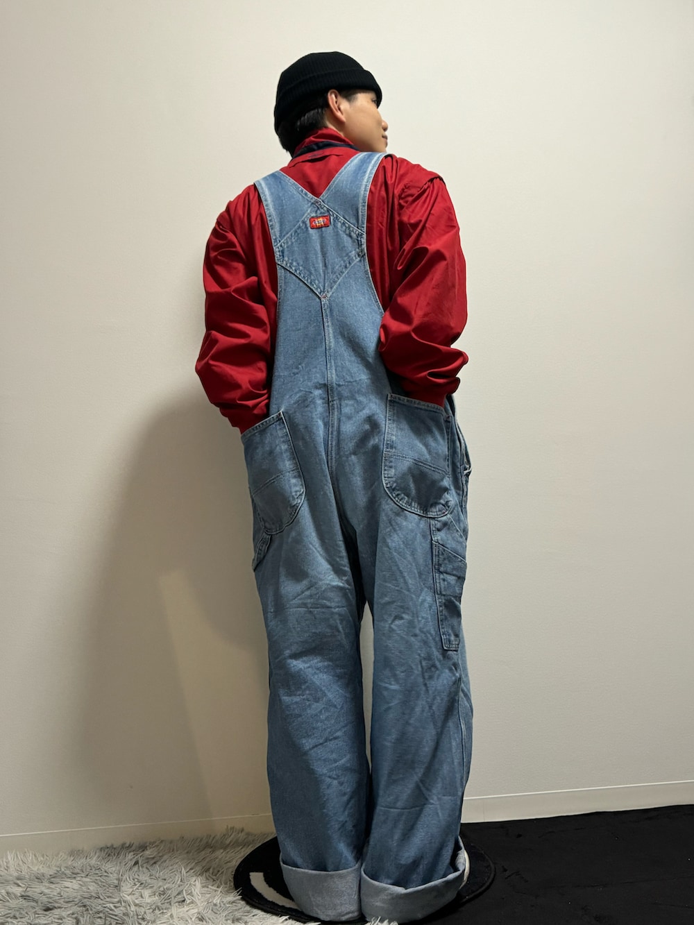 レッド系のスニーカー、ブルー系のサロペット/オーバーオール、レッド系のトップスを着用したメンズの春コーディネートの5枚目の写真