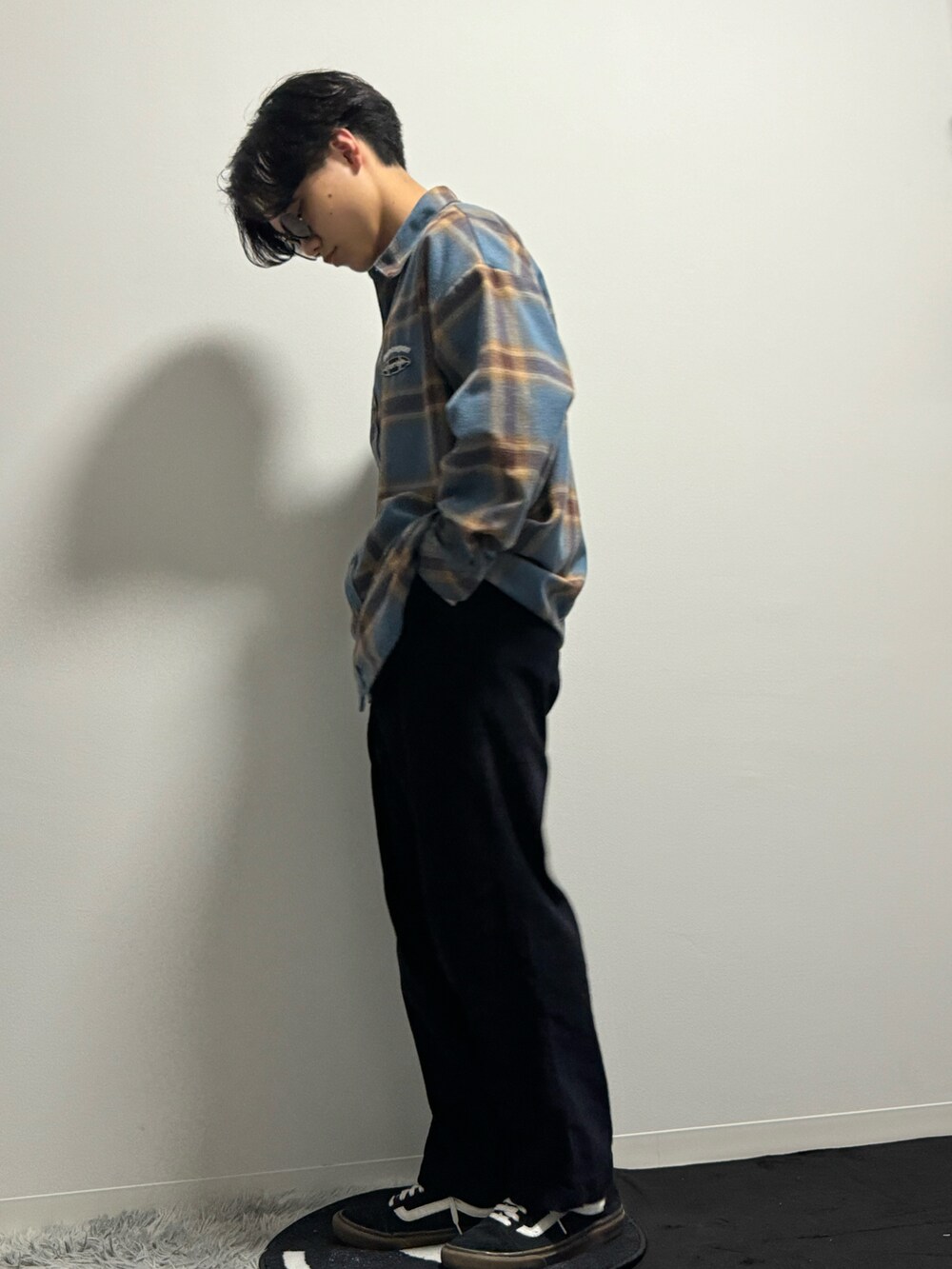 ブラック系のその他パンツ、ブラック系のスニーカーを着用したメンズの春コーディネートの2枚目の写真