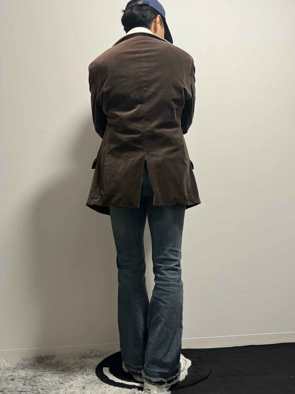 ブラウン系のジャケット/アウター、ブルー系のデニムパンツ、ホワイト系のスニーカーを着用したメンズの春コーディネートの5枚目の写真