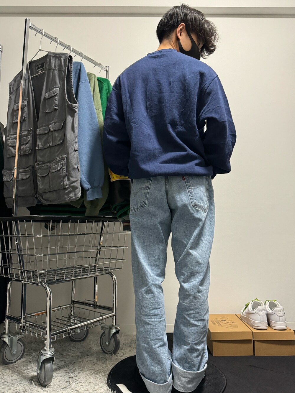 ブルー系のデニムパンツ、ブラック系のモカシン/デッキシューズ、ブルー系のスタジャンを着用したメンズの冬コーディネートの5枚目の写真