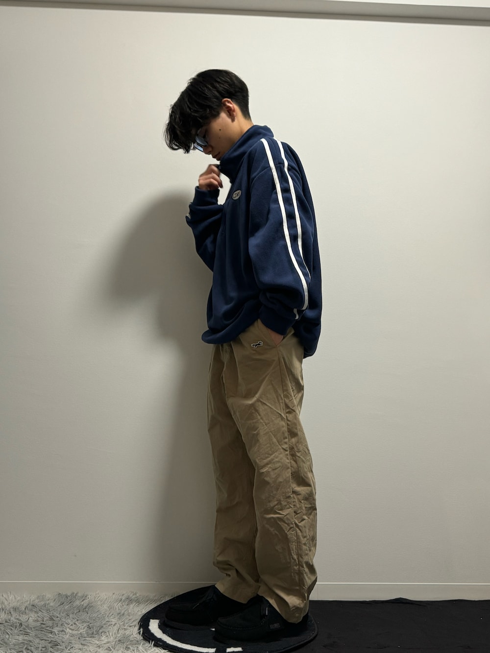 ブラック系のモカシン/デッキシューズ、ブルー系のスウェット、ベージュ系のパンツを着用したメンズの春コーディネートの5枚目の写真