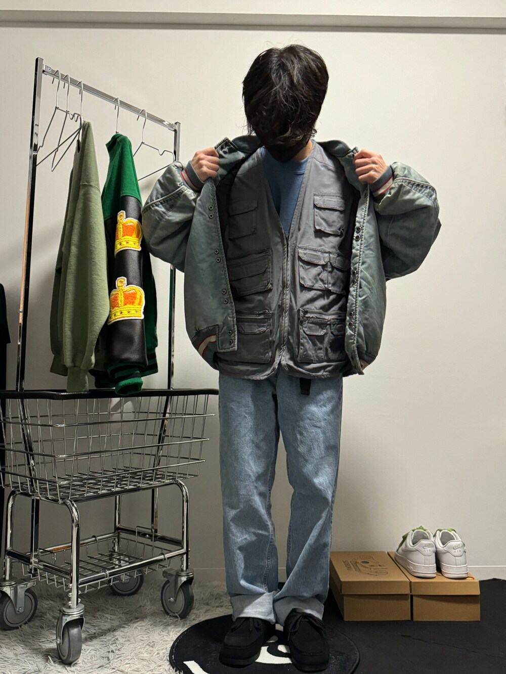 ブルー系のスタジャン、ブルー系のデニムパンツ、ブラック系のモカシン/デッキシューズを着用したメンズの春コーディネートの5枚目の写真