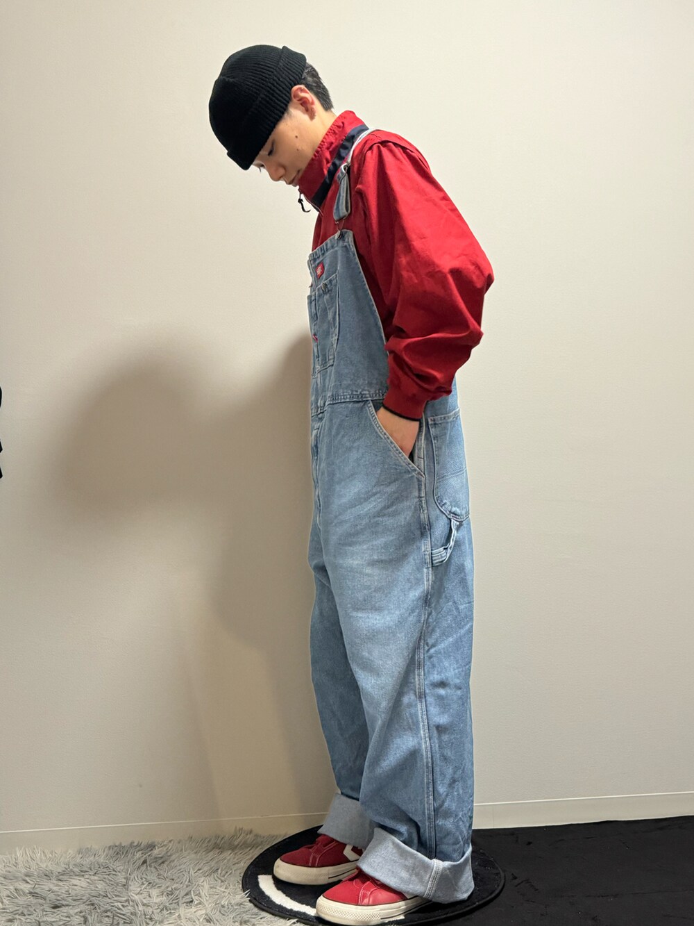 レッド系のスニーカー、ブルー系のサロペット/オーバーオール、レッド系のトップスを着用したメンズの春コーディネートの3枚目の写真