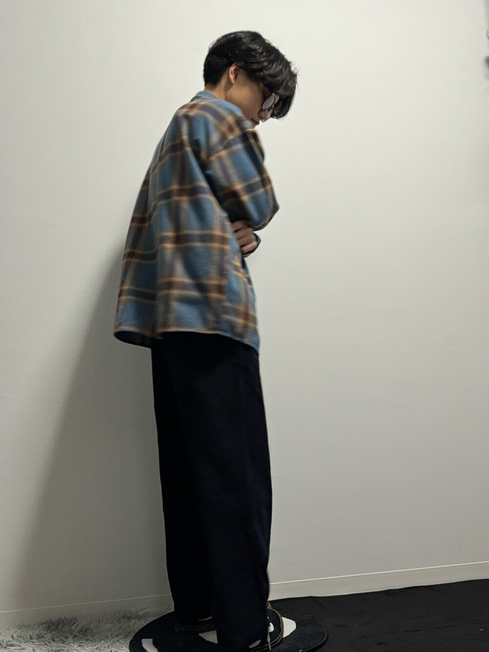 ブラック系のその他パンツ、ブラック系のスニーカーを着用したメンズの春コーディネートの4枚目の写真