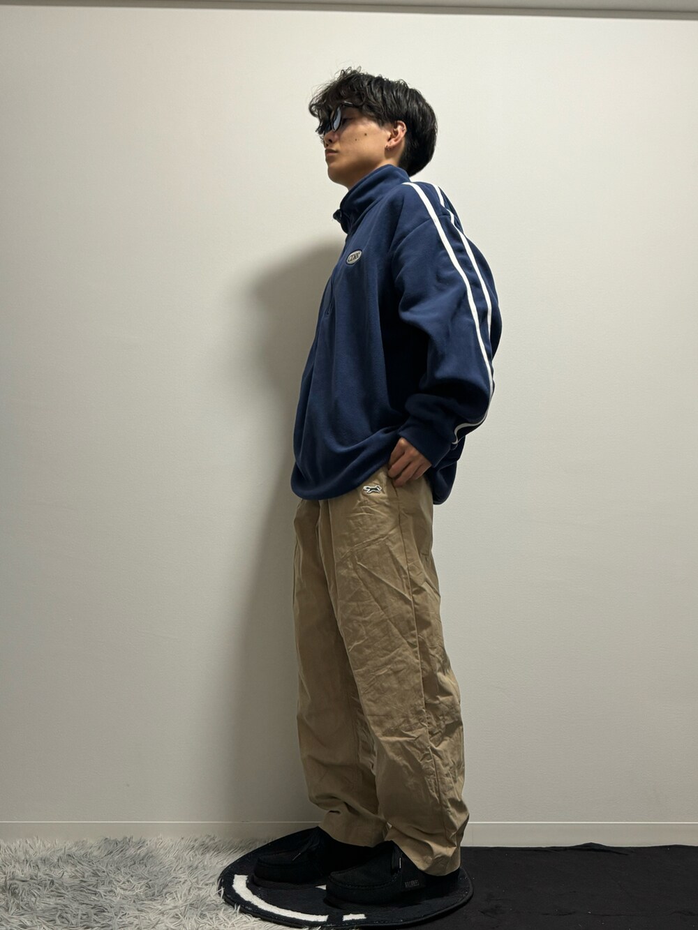 ブラック系のモカシン/デッキシューズ、ブルー系のスウェット、ベージュ系のパンツを着用したメンズの春コーディネートの3枚目の写真