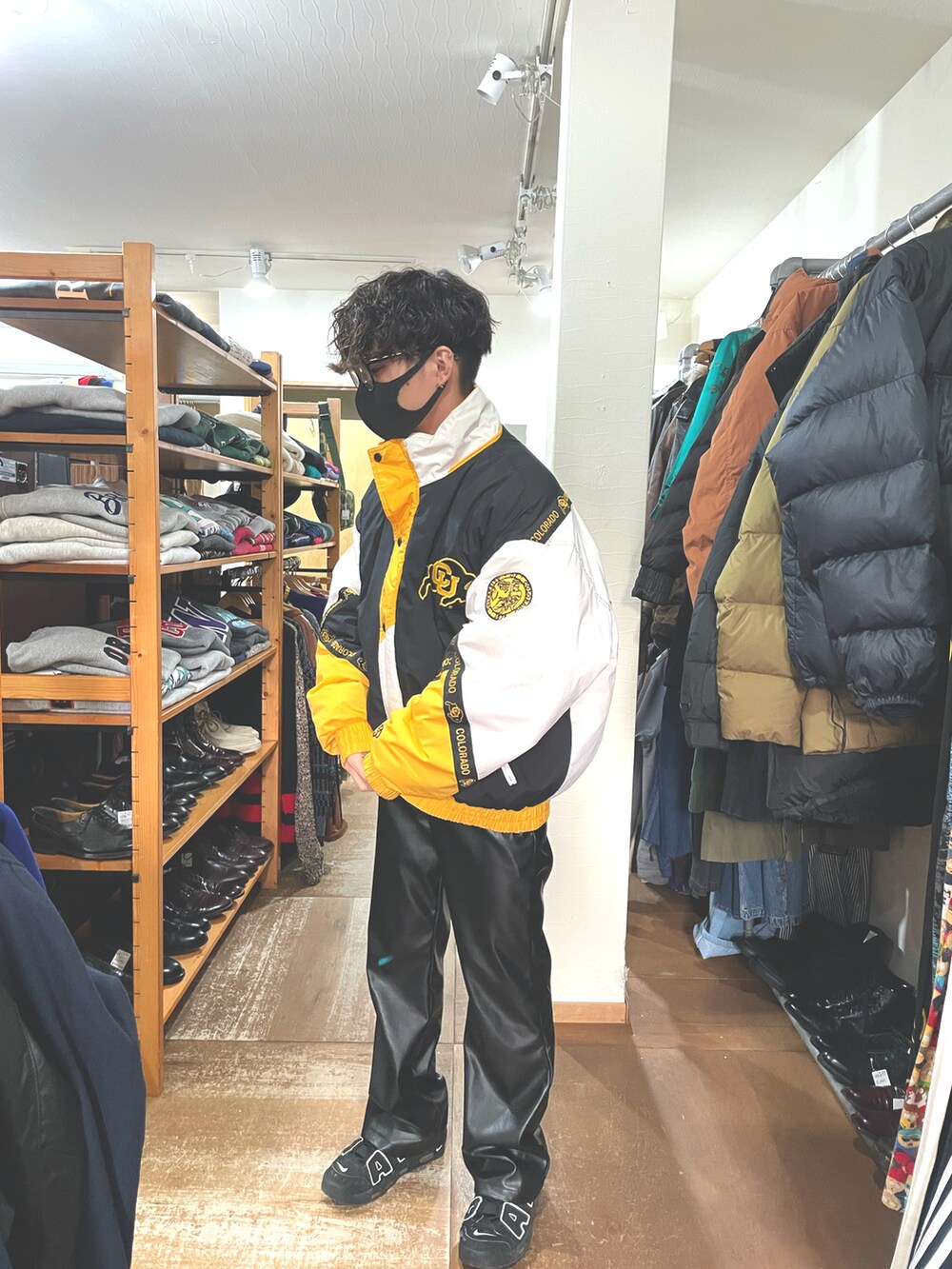 ブラック系のその他パンツ、ブラック系のスニーカー、ブラック系のメガネを着用したメンズの冬コーディネートの3枚目の写真