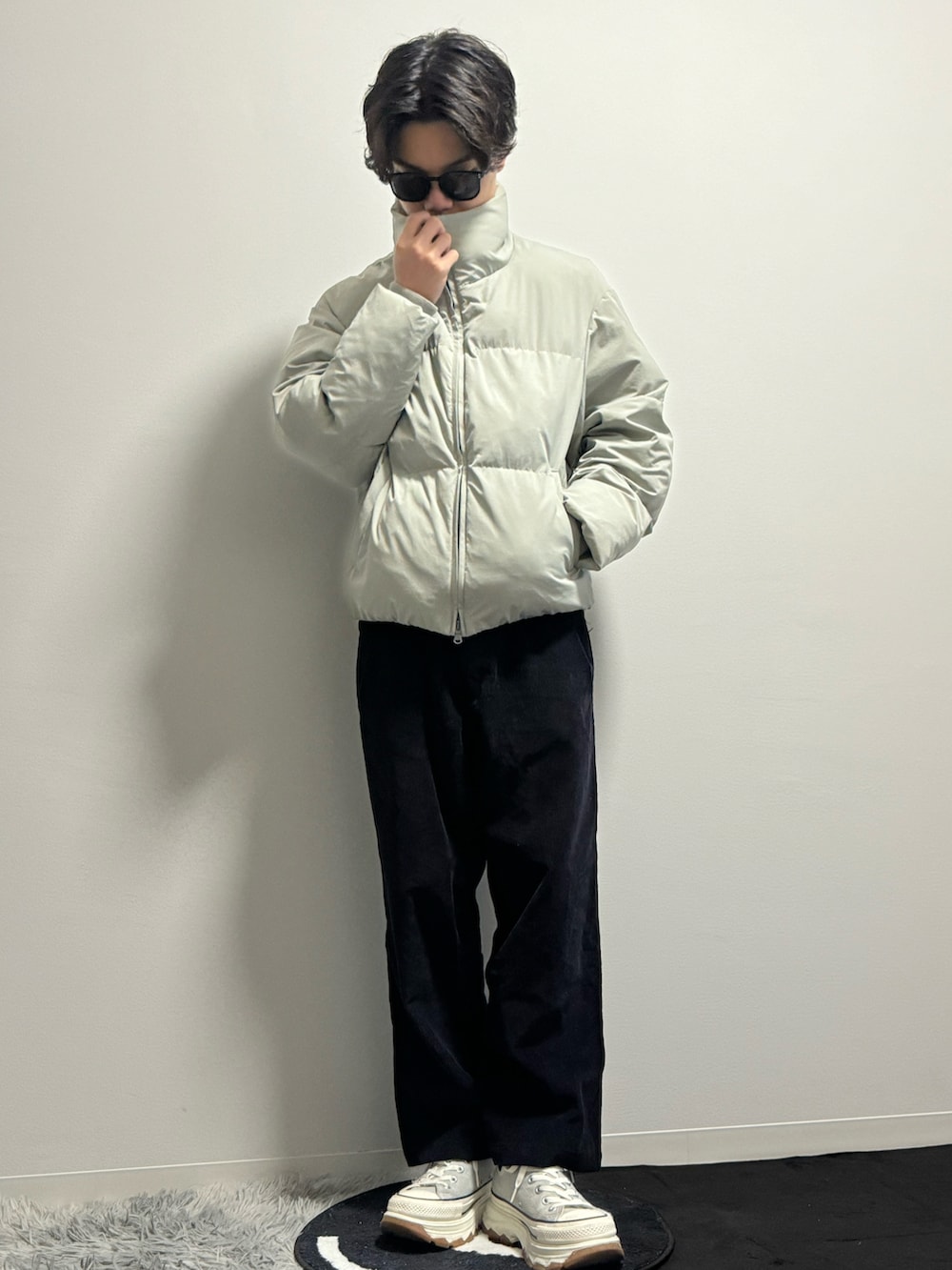 グレー系のダウンジャケット/コート、ブラック系のその他パンツ、グレー系のスニーカーを着用したメンズの春コーディネートの3枚目の写真