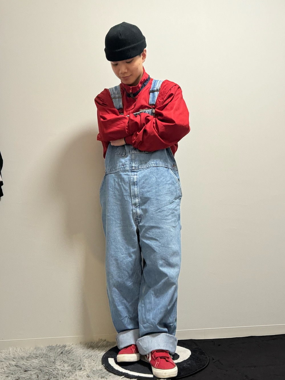 レッド系のスニーカー、ブルー系のサロペット/オーバーオール、レッド系のトップスを着用したメンズの春コーディネートの4枚目の写真