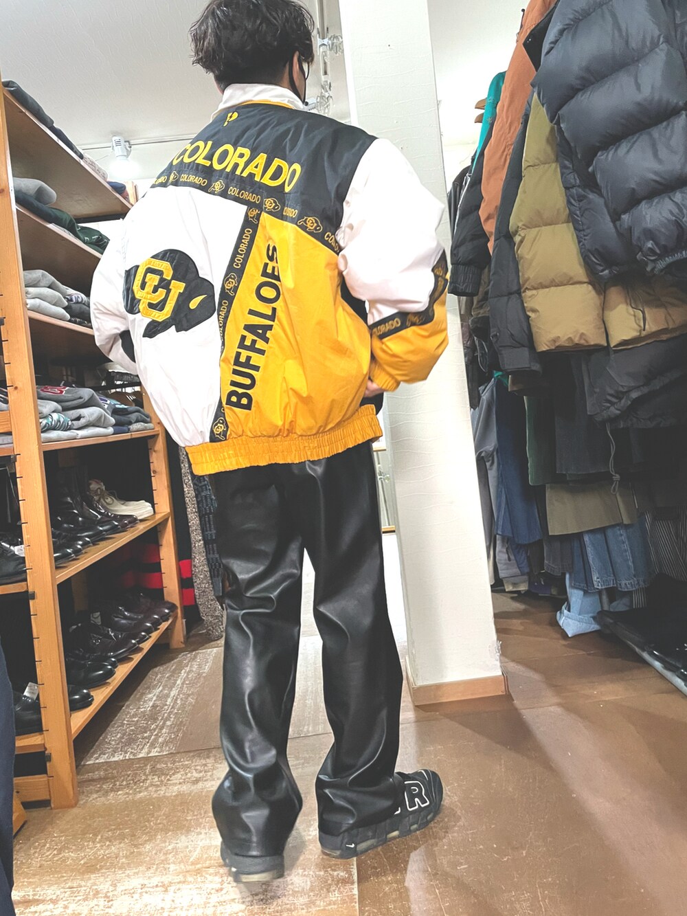 ブラック系のその他パンツ、ブラック系のスニーカー、ブラック系のメガネを着用したメンズの冬コーディネートの2枚目の写真