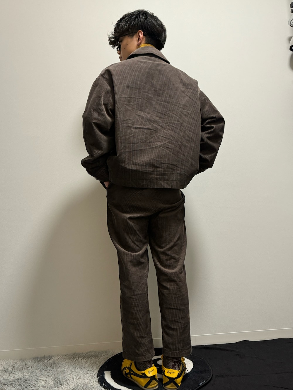 ブラウン系のその他パンツ、ブラウン系のその他アウター、イエロー系のスウェットを着用したメンズの冬コーディネートの4枚目の写真