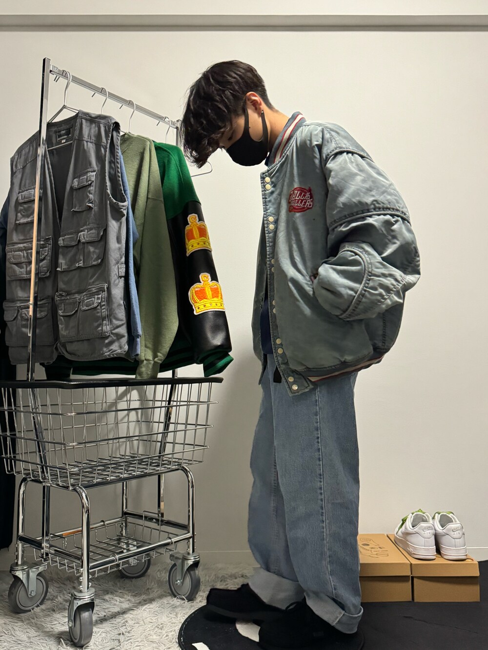 ブルー系のデニムパンツ、ブラック系のモカシン/デッキシューズ、ブルー系のスタジャンを着用したメンズの冬コーディネートの2枚目の写真