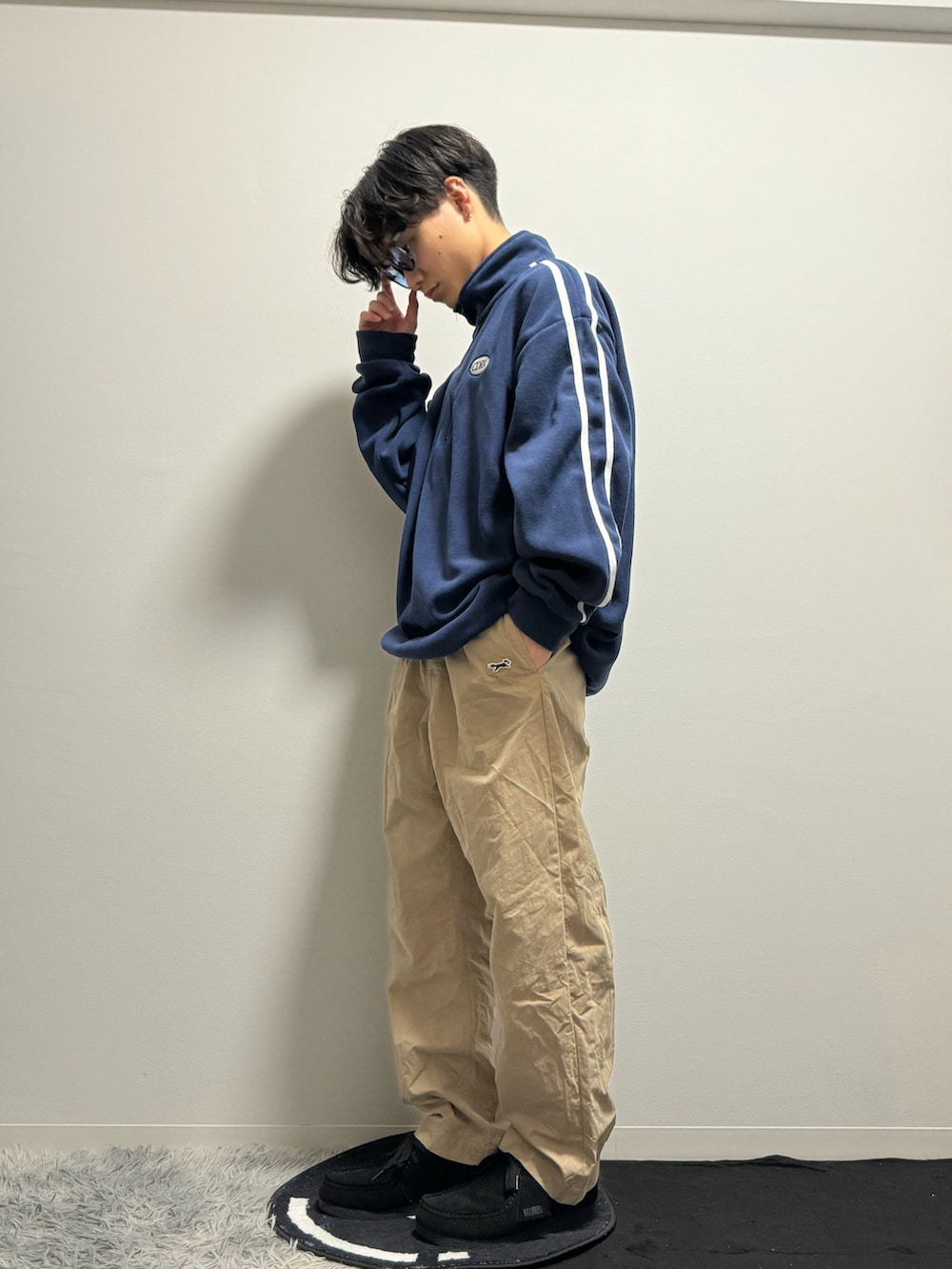 ブラック系のモカシン/デッキシューズ、ブルー系のスウェット、ベージュ系のパンツを着用したメンズの春コーディネートの4枚目の写真