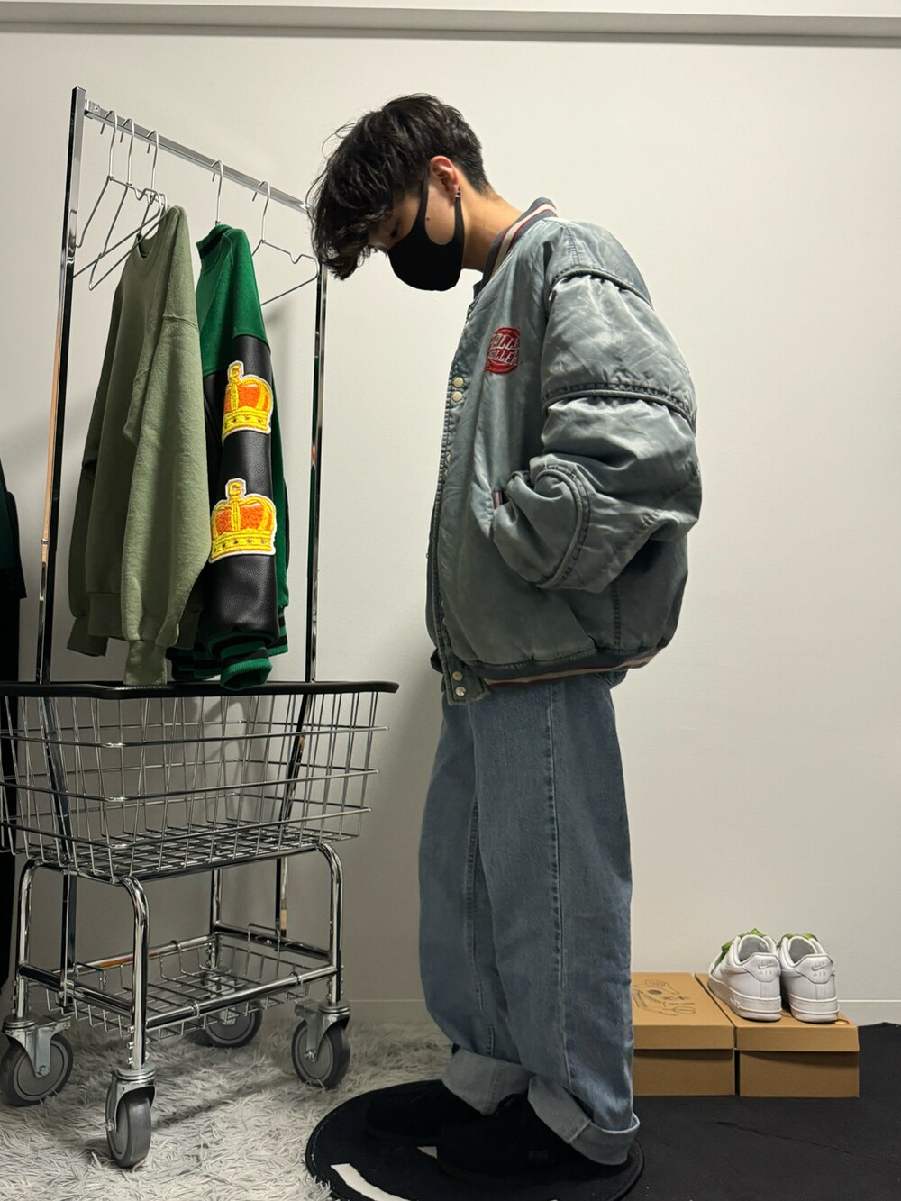 ブルー系のスタジャン、ブルー系のデニムパンツ、ブラック系のモカシン/デッキシューズを着用したメンズの春コーディネートの3枚目の写真