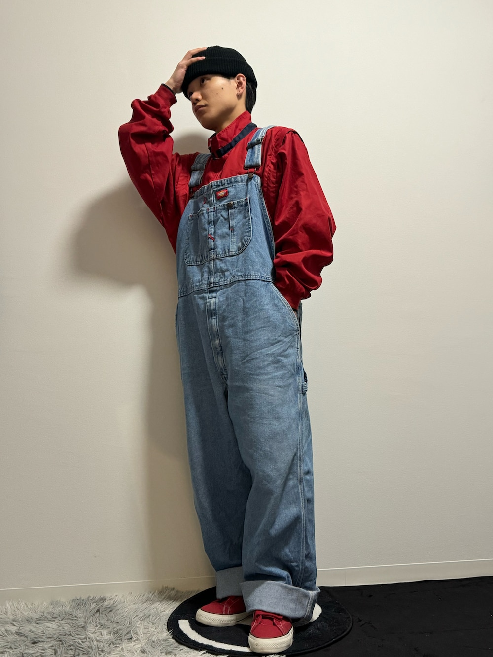 レッド系のスニーカー、ブルー系のサロペット/オーバーオール、レッド系のトップスを着用したメンズの春コーディネートの2枚目の写真