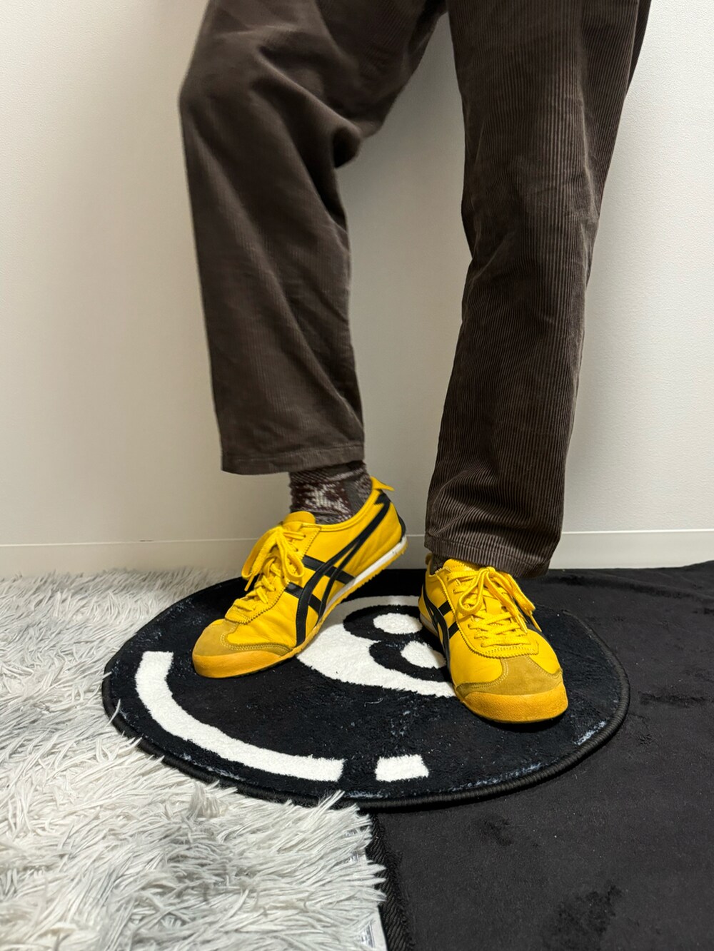 ブラウン系のその他パンツ、ブラウン系のその他アウター、イエロー系のスウェットを着用したメンズの冬コーディネートの5枚目の写真