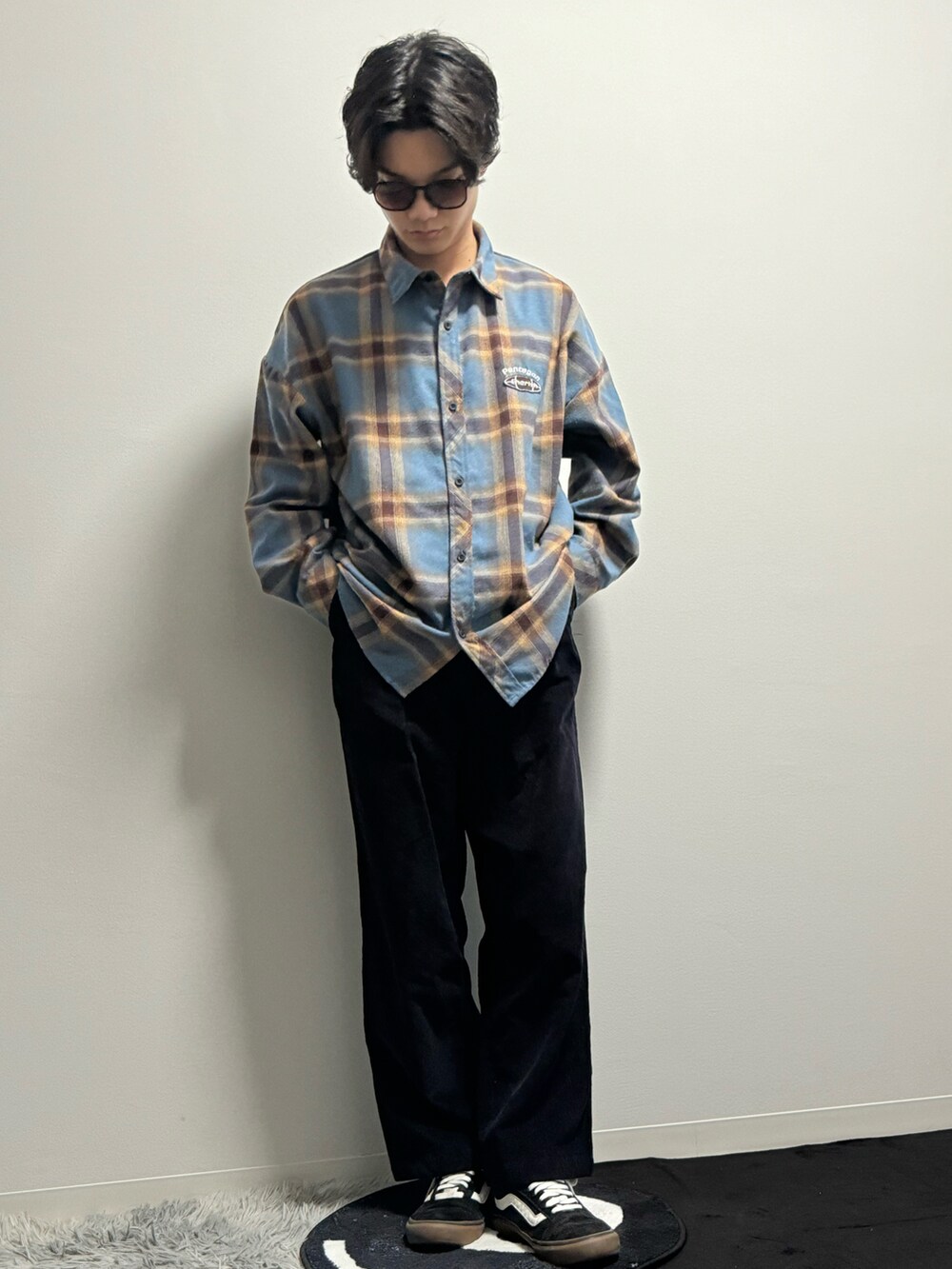 ブラック系のその他パンツ、ブラック系のスニーカーを着用したメンズの春コーディネートの5枚目の写真