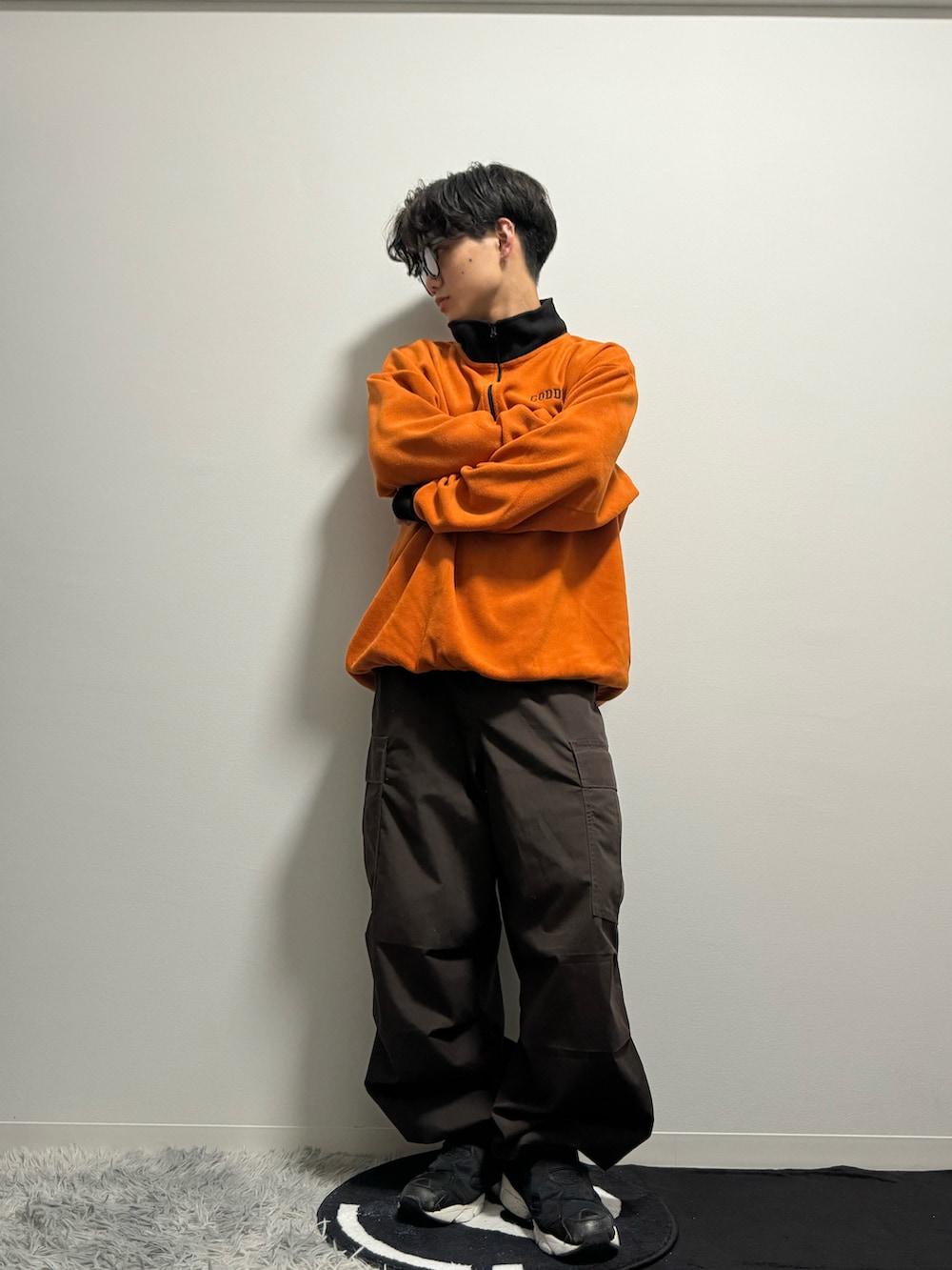 ブラウン系のカーゴパンツ、グレー系のスニーカー、オレンジ系のスウェットを着用したメンズの春コーディネートの4枚目の写真