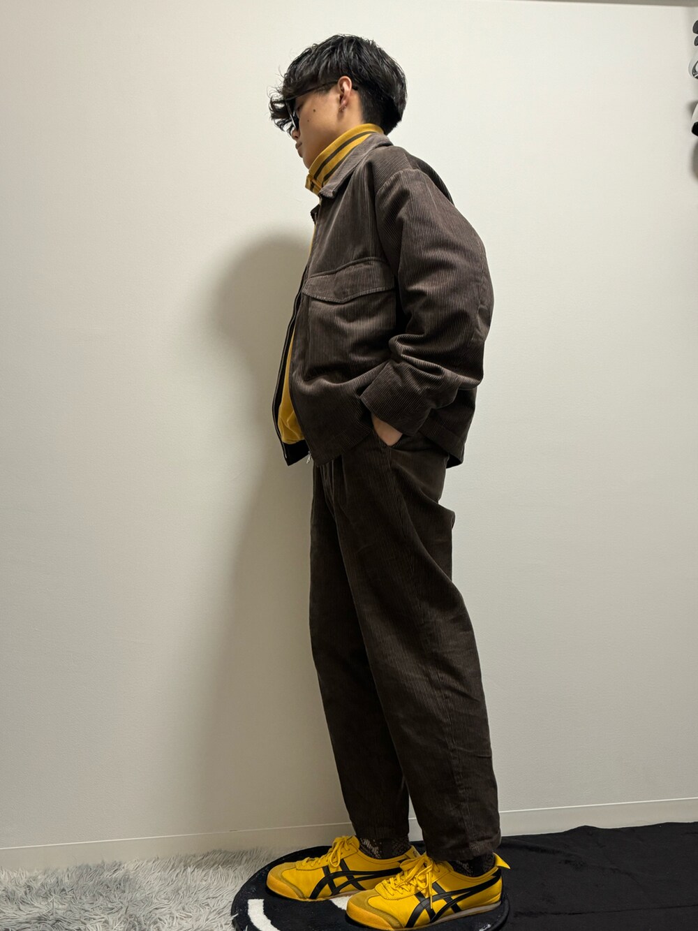 ブラウン系のその他パンツ、ブラウン系のその他アウター、イエロー系のスウェットを着用したメンズの冬コーディネートの3枚目の写真