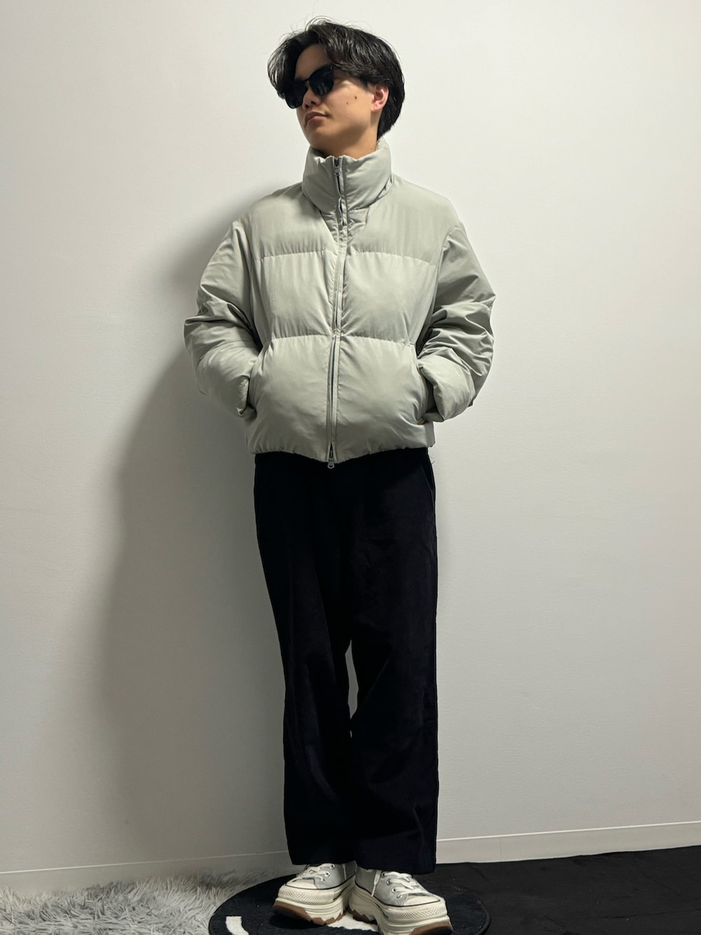 グレー系のダウンジャケット/コート、ブラック系のその他パンツ、グレー系のスニーカーを着用したメンズの春コーディネートの2枚目の写真