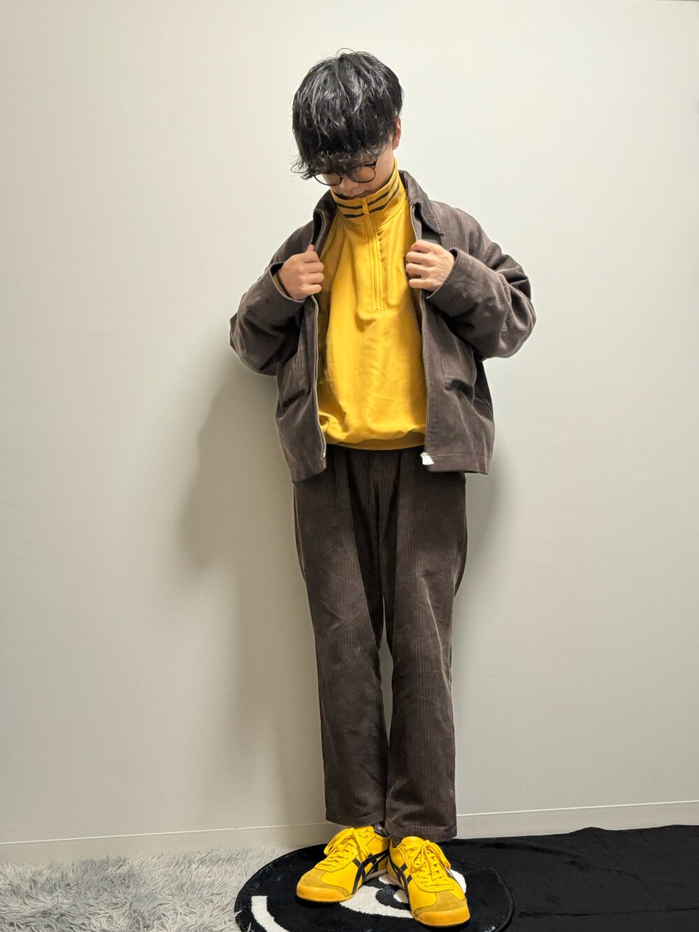 ブラウン系のその他パンツ、ブラウン系のその他アウター、イエロー系のスウェットを着用したメンズの冬コーディネートの2枚目の写真