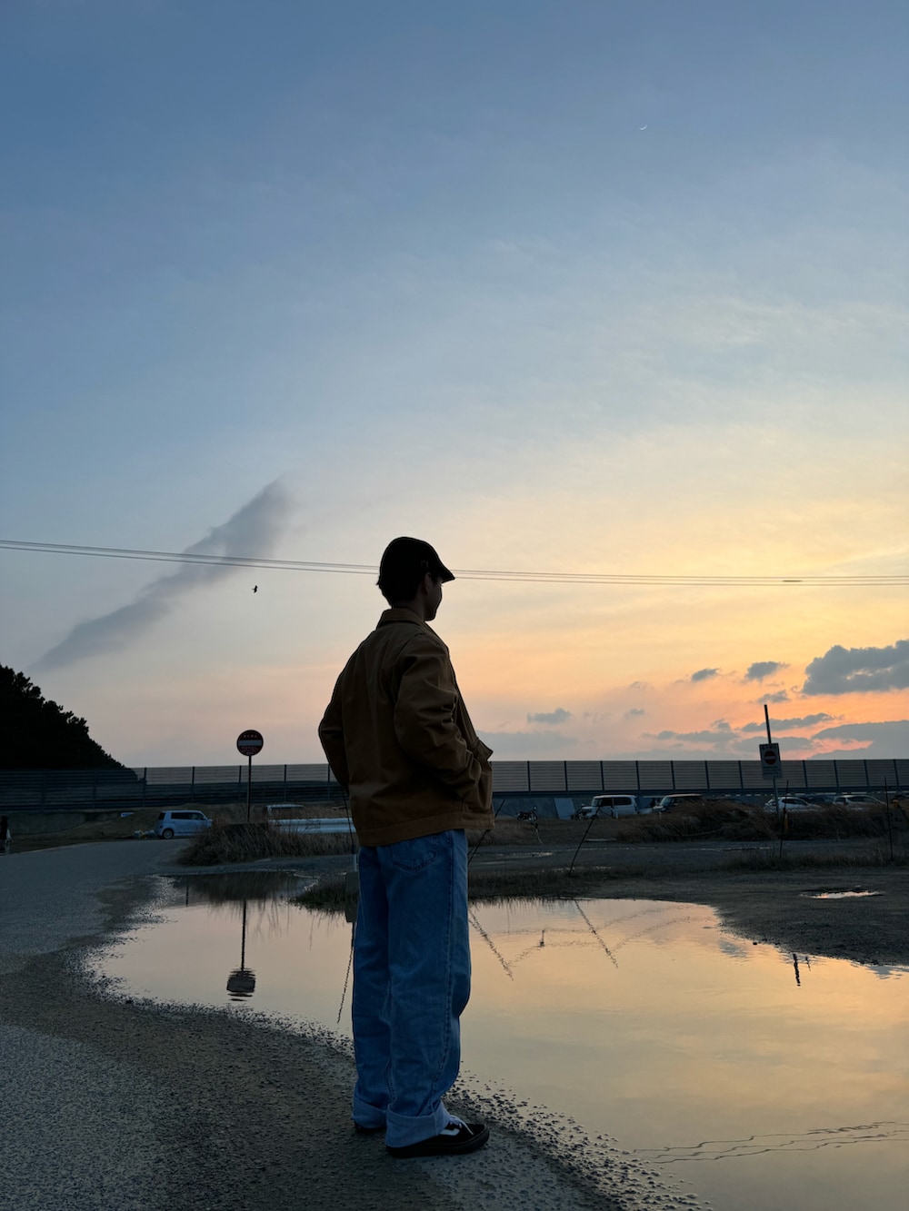 ブラウン系のスウェット、ベージュ系のブルゾン、ブルー系のデニムパンツを着用したメンズの春コーディネートの4枚目の写真