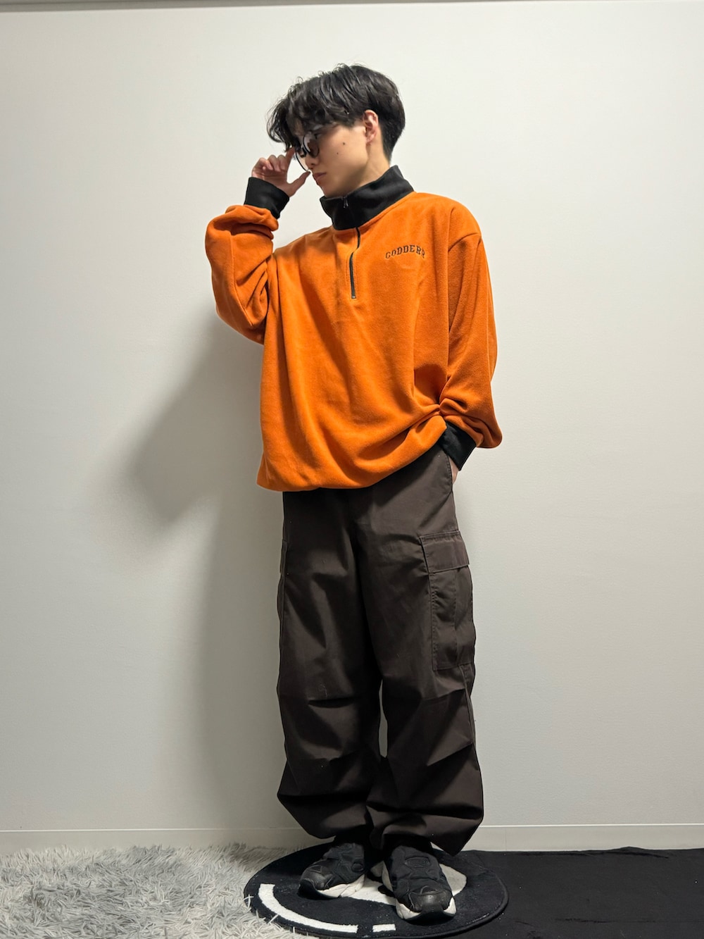 ブラウン系のカーゴパンツ、グレー系のスニーカー、オレンジ系のスウェットを着用したメンズの春コーディネートの3枚目の写真