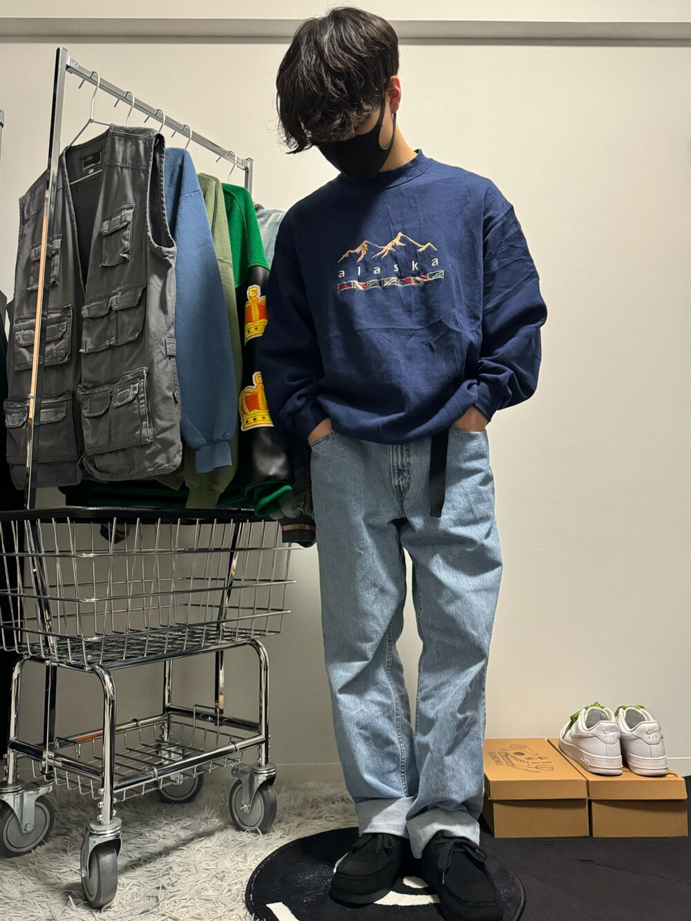 ブルー系のデニムパンツ、ブラック系のモカシン/デッキシューズ、ブルー系のスタジャンを着用したメンズの冬コーディネートの3枚目の写真