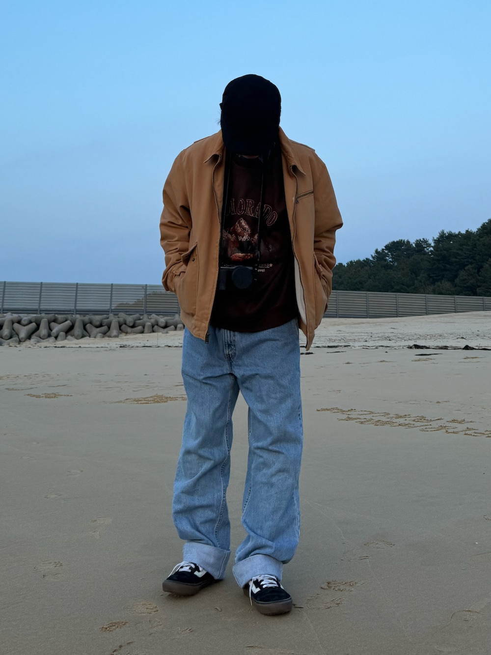 ブラウン系のスウェット、ベージュ系のブルゾン、ブルー系のデニムパンツを着用したメンズの春コーディネートの3枚目の写真