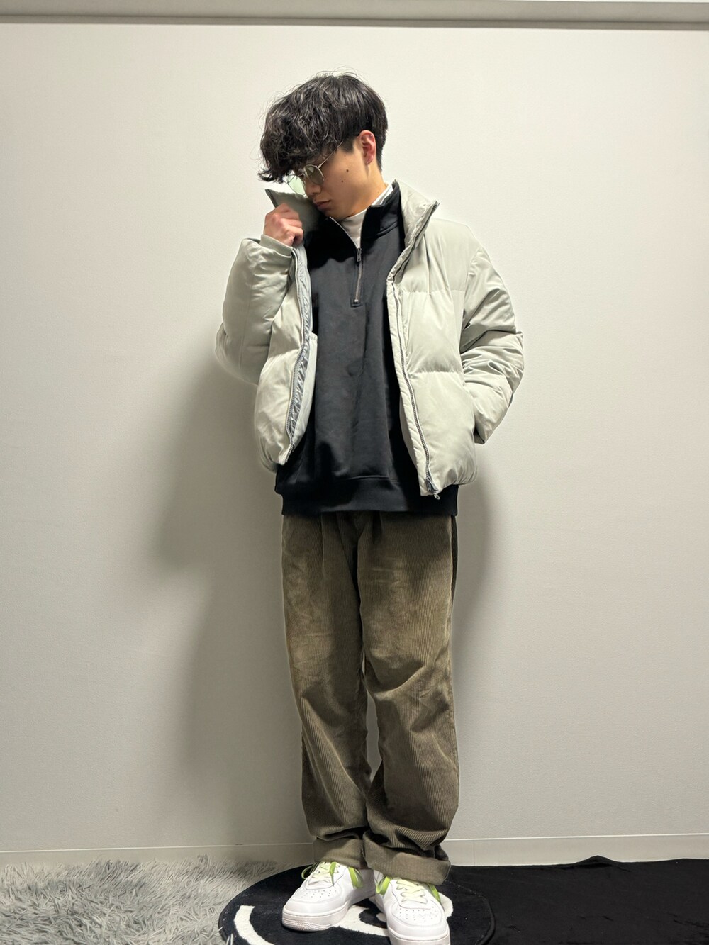 グレー系のダウンジャケット/コート、グリーン系のその他パンツ、ホワイト系のスニーカーを着用したメンズの春コーディネートの3枚目の写真