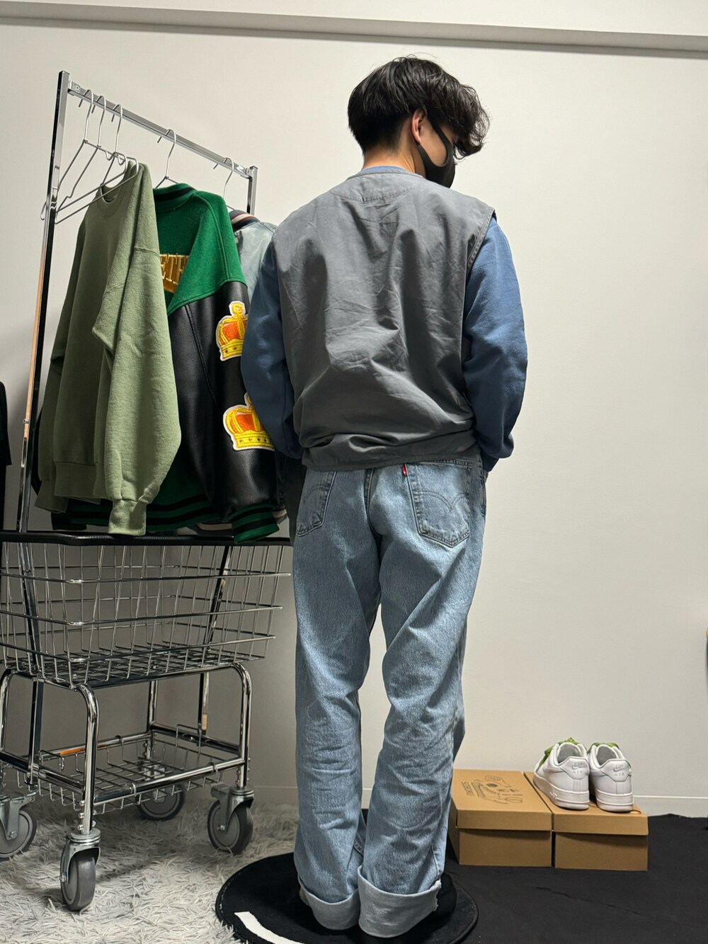 ブルー系のデニムパンツ、ブラック系のモカシン/デッキシューズを着用したメンズの春コーディネートの3枚目の写真