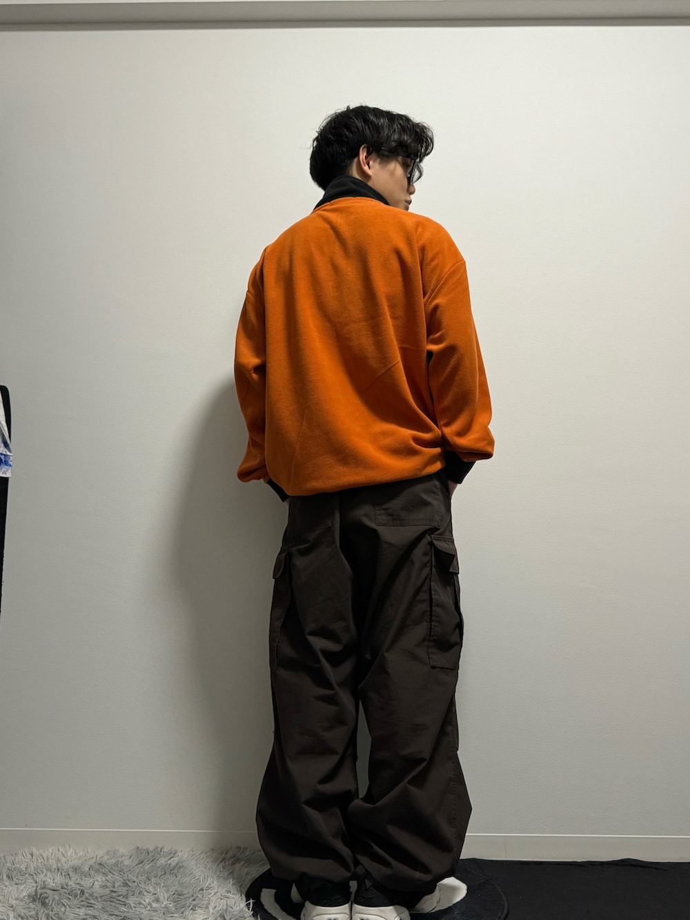 ブラウン系のカーゴパンツ、グレー系のスニーカー、オレンジ系のスウェットを着用したメンズの春コーディネートの5枚目の写真