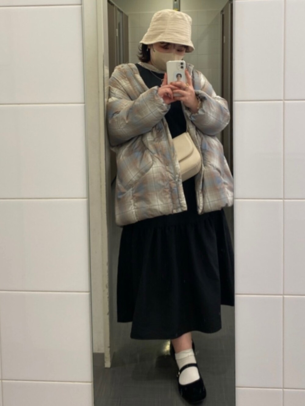 その他のジャケット/アウター、ブラック系のワンピース/ドレス、ホワイト系のショルダーバッグを着用したレディースの冬コーディネートの2枚目の写真