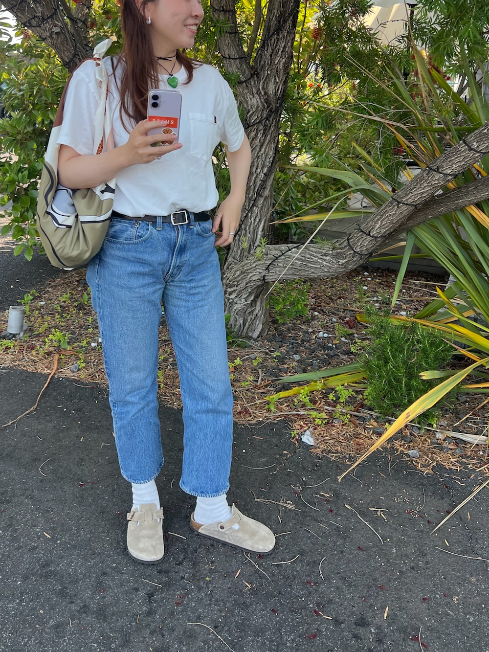 ブルー系のデニムパンツ、ホワイト系のTシャツ/カットソー、ホワイト系のピアス（両耳用）を着用したレディースの夏コーディネートの2枚目の写真