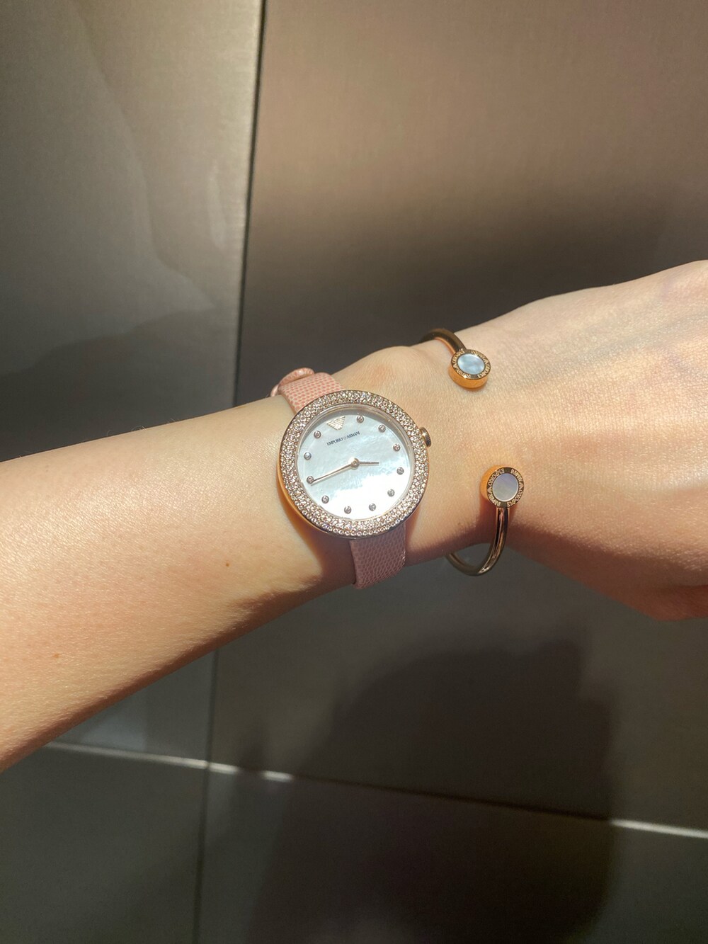 ピンク系のハンドバッグ、ホワイト系のTシャツ/カットソー、ホワイト系のスカートを着用したレディースの春コーディネートの3枚目の写真