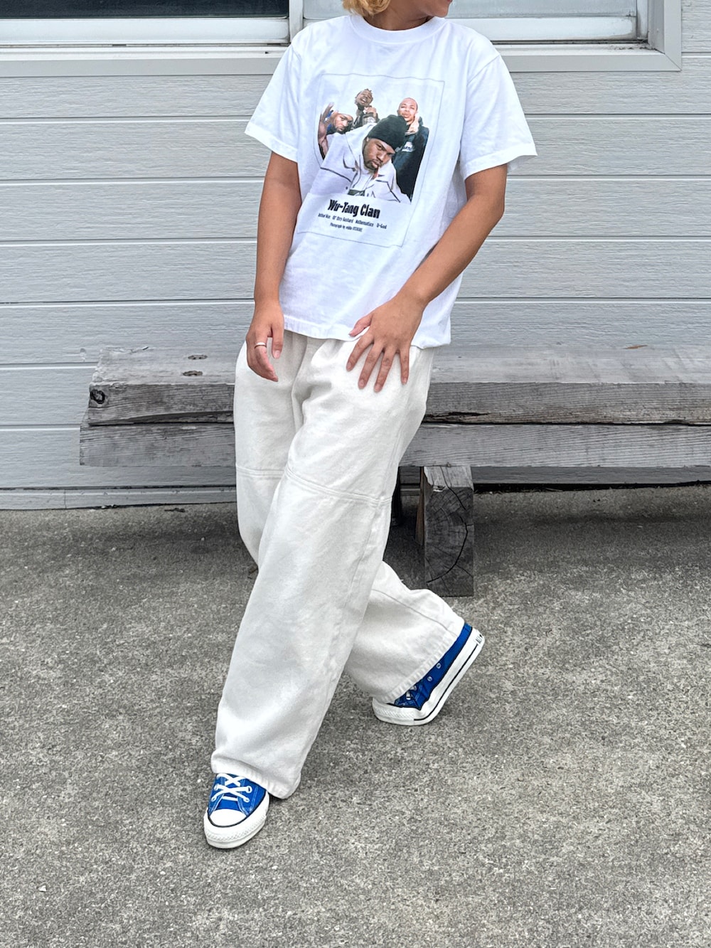 ホワイト系のカーゴパンツ、ブルー系のスニーカー、ホワイト系のTシャツ/カットソーを着用したレディースの夏コーディネートの3枚目の写真