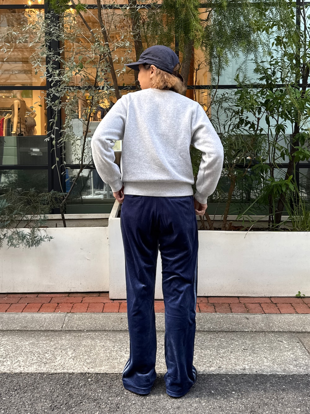 ブルー系のその他パンツ、グレー系のスウェット、ブラック系のローファーを着用したレディースの春コーディネートの3枚目の写真