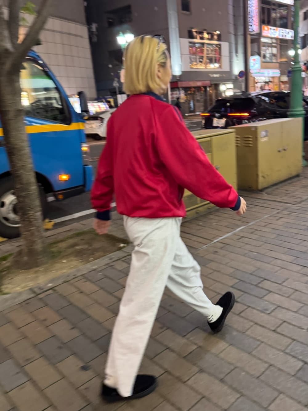 レッド系のジャケット/アウター、グレー系のスウェットパンツ、ブラック系のローファーを着用したレディースの冬コーディネートの4枚目の写真