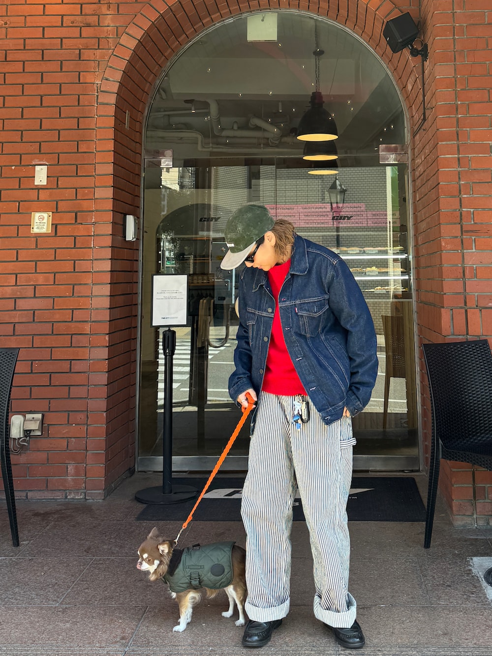 ブルー系のデニムジャケット、ブルー系のその他パンツ、ブラック系のローファーを着用したレディースの春コーディネートの4枚目の写真