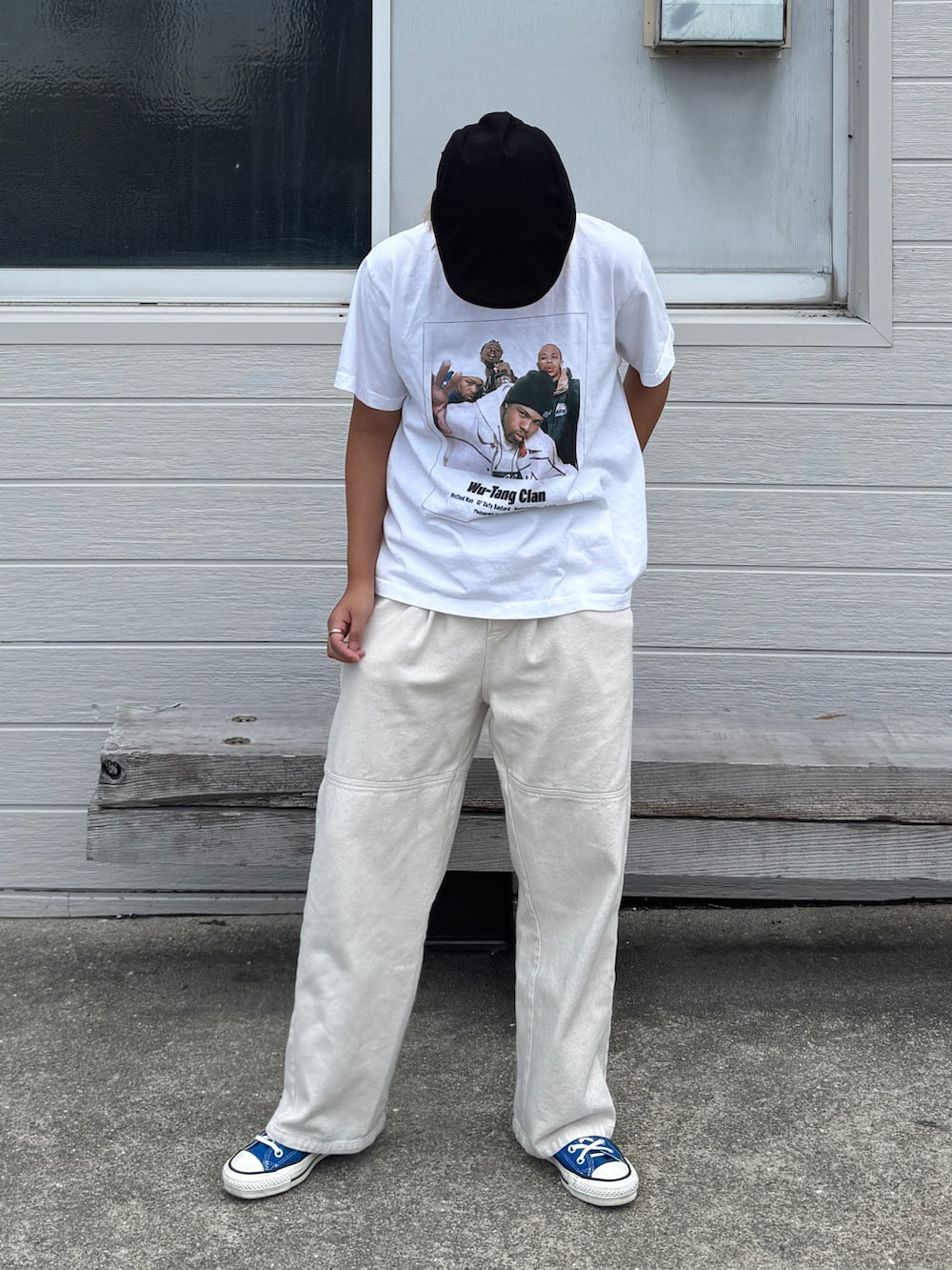 ホワイト系のカーゴパンツ、ブルー系のスニーカー、ホワイト系のTシャツ/カットソーを着用したレディースの夏コーディネートの2枚目の写真