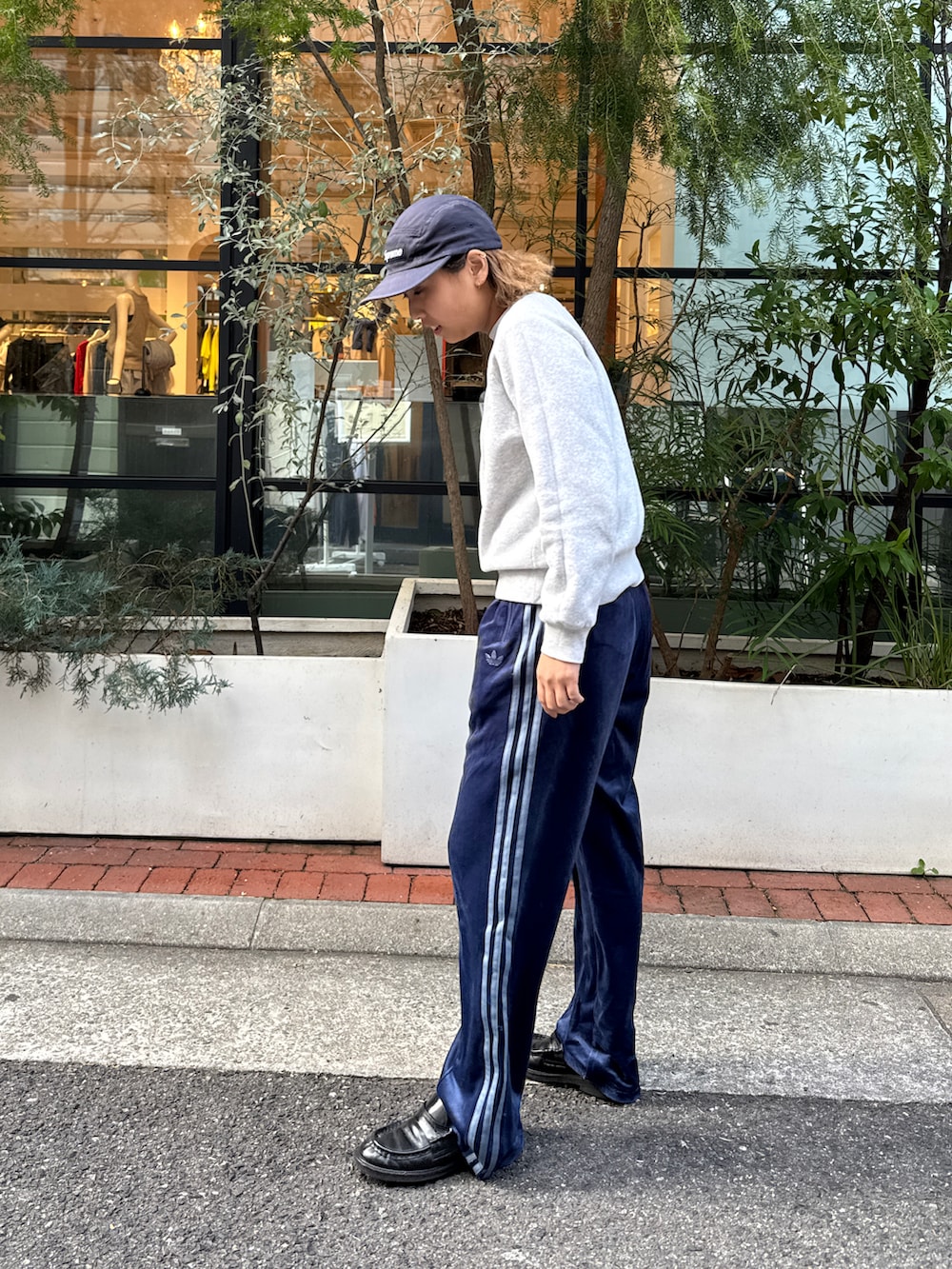 ブルー系のその他パンツ、グレー系のスウェット、ブラック系のローファーを着用したレディースの春コーディネートの2枚目の写真