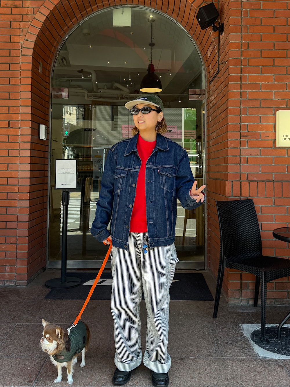 ブルー系のデニムジャケット、ブルー系のその他パンツ、ブラック系のローファーを着用したレディースの春コーディネートの3枚目の写真